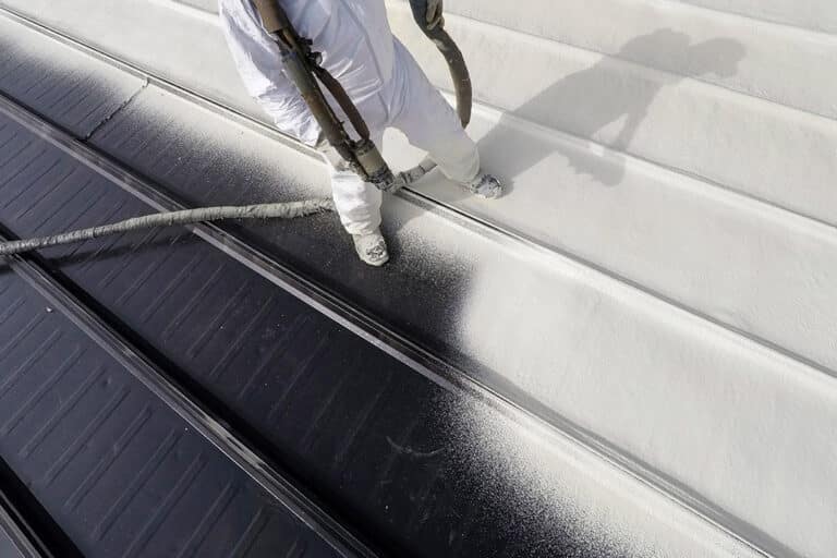 Trapézlemez szigetelése zártcellás purhabbal: gyors, tartós és tökéletes megoldás